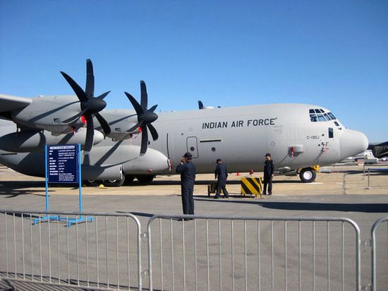 印度空军的首架c-130j-30战术运输机.