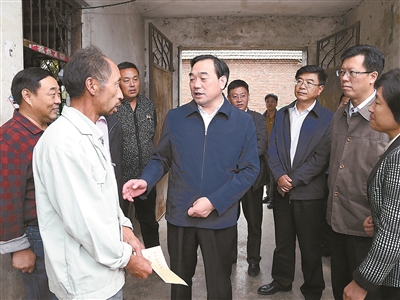 市长周铁根等领导在丰县常店镇徐庄村看望低收入农户.