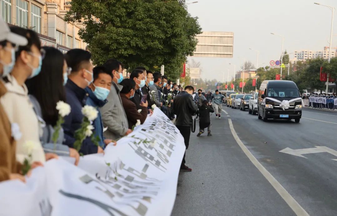 暖新闻 一言为重百金轻 丹心耿耿在人间 深情送别感动全国的 信义老爹 中国徐州网